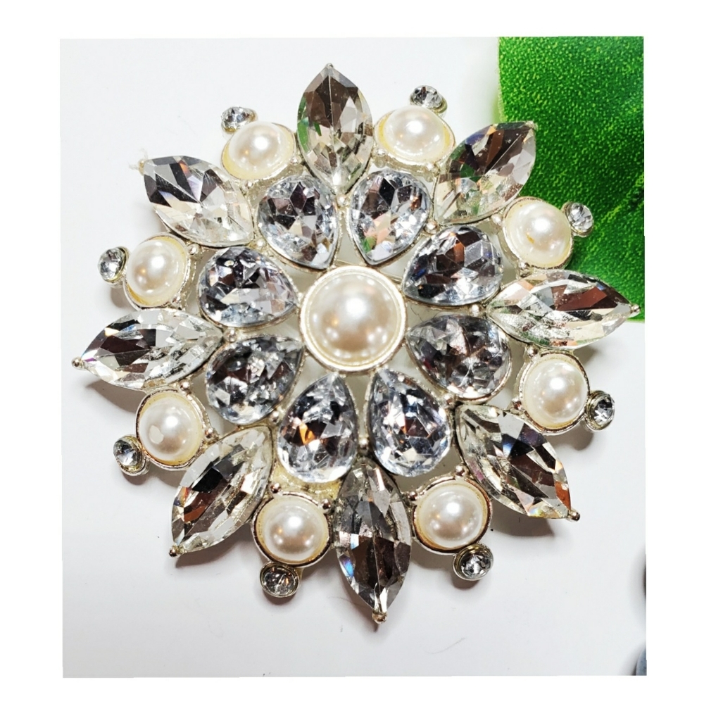 Pearl flower brooch.